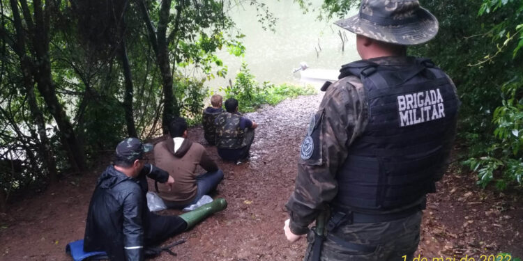 Batalhão Ambiental prende 9 homens em Nova Pádua por pesca predatória