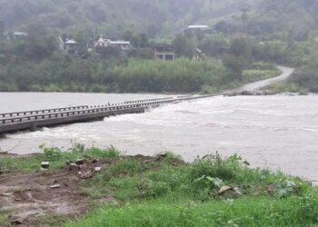 Após chuva, ponte sobre o Rio das Antas é encoberta pela água