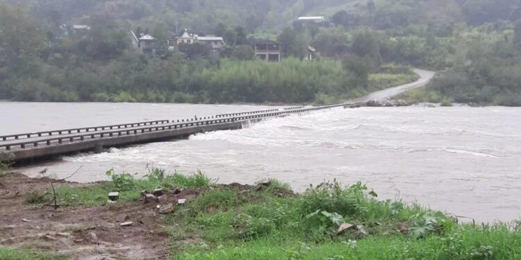 Após chuva, ponte sobre o Rio das Antas é encoberta pela água