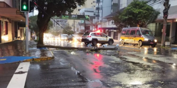 Rua Os 18 do Forte está parcialmente bloqueada devido a queda de poste de energia em Caxias do Sul