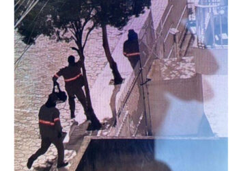 Assaltantes renderam um casal em apartamento e roubam milhares de dólares em Balneário Camboriú