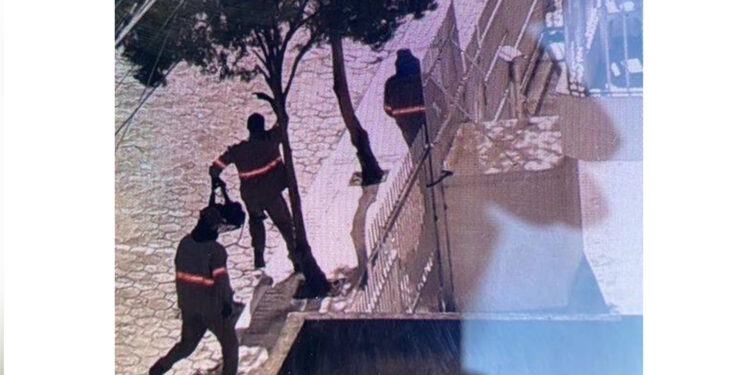 Assaltantes renderam um casal em apartamento e roubam milhares de dólares em Balneário Camboriú