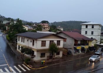 Chuva gera alertas e deve agravar transtornos no RS nesta terça-feira
