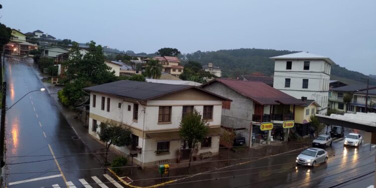 Chuva gera alertas e deve agravar transtornos no RS nesta terça-feira