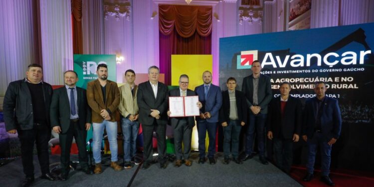 Governo do Estado assina convênios com 21 municípios para escavação de microaçudes