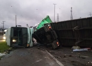 Câmera de segurança mostra momento do acidente entre carreta e ônibus na ERS-122, em Farroupilha