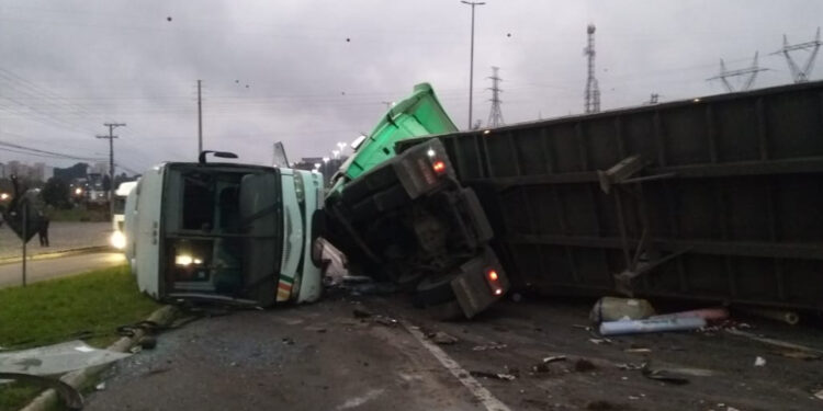 Câmera de segurança mostra momento do acidente entre carreta e ônibus na ERS-122, em Farroupilha