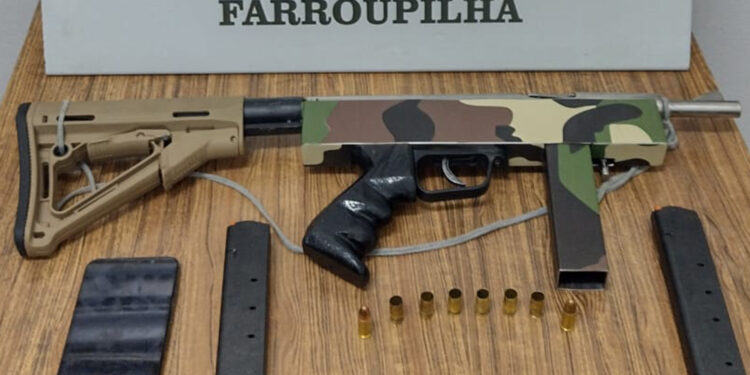 Homem de 22 anos é preso pela BM com submetralhadora artesanal