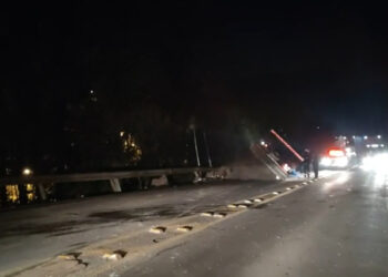 Caminhão que transportava sucos tomba na ERS-122, em Flores da Cunha e parte da carga é saqueada