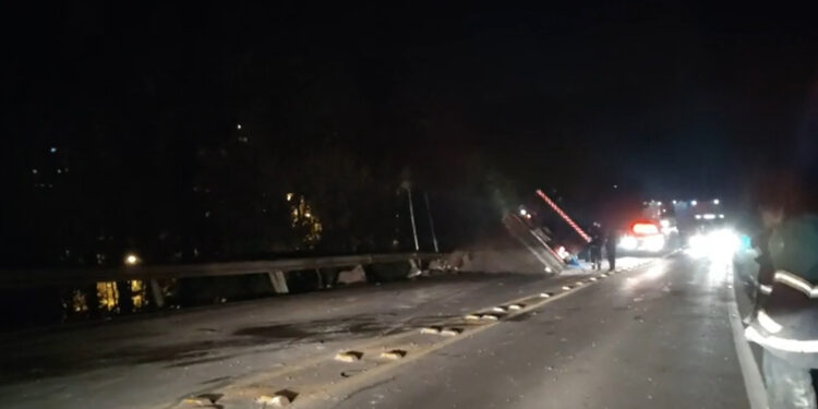 Caminhão que transportava sucos tomba na ERS-122, em Flores da Cunha e parte da carga é saqueada