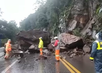 Queda de barreira interrompe totalmente o trânsito na BR-116 na Serra