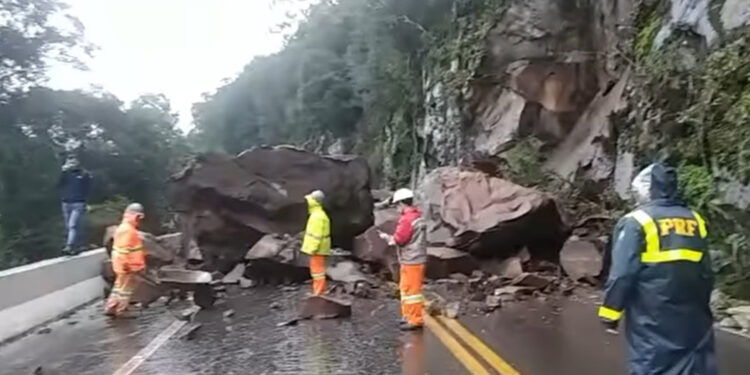 Queda de barreira interrompe totalmente o trânsito na BR-116 na Serra