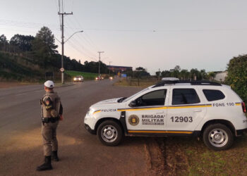 Homem de 22 anos é pego pela BM dirigindo sem carteira no Centro de Nova Roma do Sul
