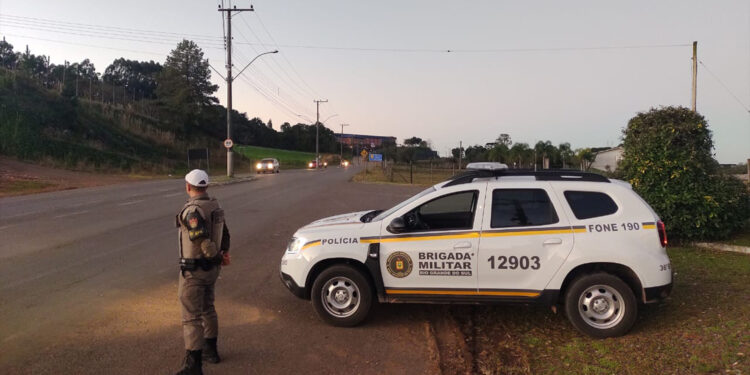 Homem de 22 anos é pego pela BM dirigindo sem carteira no Centro de Nova Roma do Sul