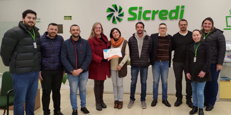 Apae de Antônio Prado recebe R$ 12 mil da Sicredi Serrana para o projeto Pacadum