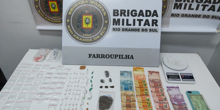 Dois homens são presos pela Força Tática de Farroupilha por fazerem tele entrega de drogas