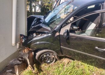 DUAS PESSOAS FICARAM FERIDAS EM UM ACIDENTE COM VEÍCULO EM NOVA ROMA DO SUL