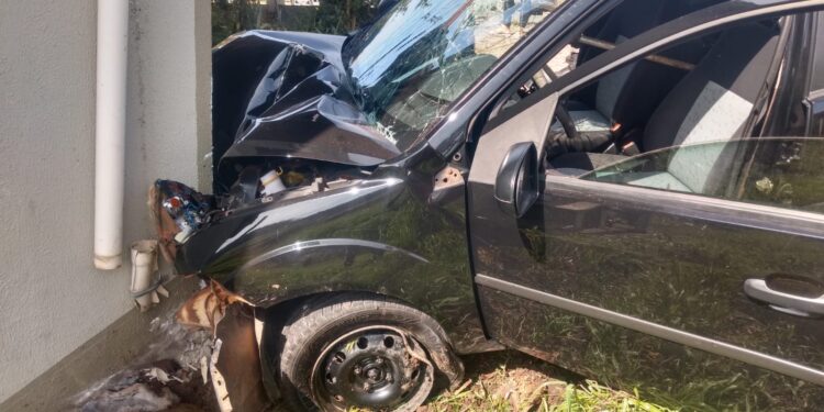 DUAS PESSOAS FICARAM FERIDAS EM UM ACIDENTE COM VEÍCULO EM NOVA ROMA DO SUL