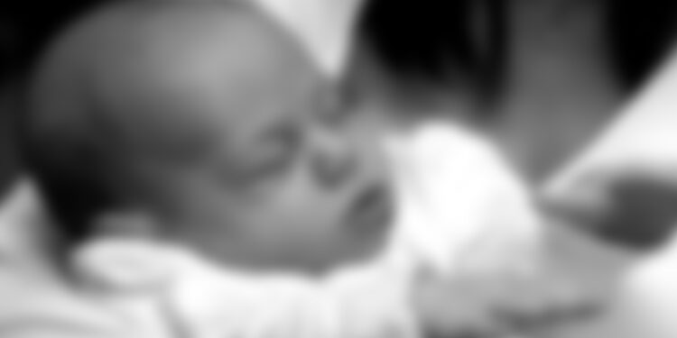 Pai vende filha de um mês em grupo de WhastApp por R$ 1,5 mil