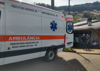 Casal fica ferido após carro colidir contra residência em Nova Roma do Sul