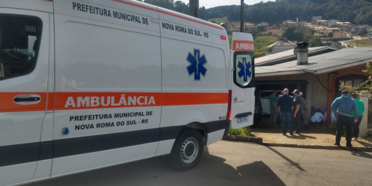 Casal fica ferido após carro colidir contra residência em Nova Roma do Sul
