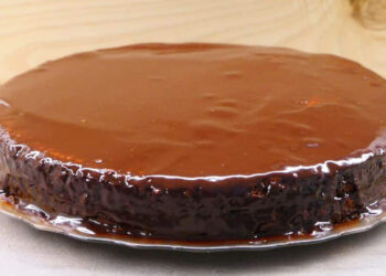 Bolo de Chocolate da Vovó com muita Calda Aprenda Agora