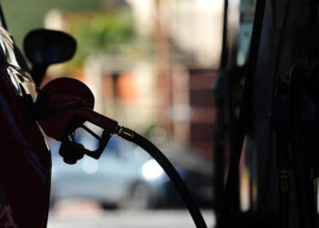 Preço médio da gasolina cai R$ 0,90 no país em três semanas