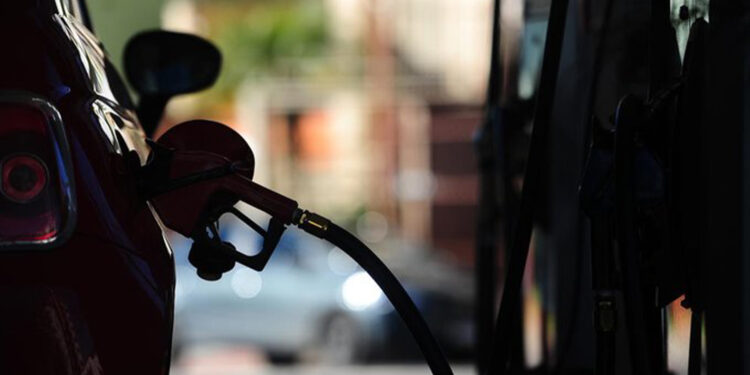 Preço médio da gasolina cai R$ 0,90 no país em três semanas