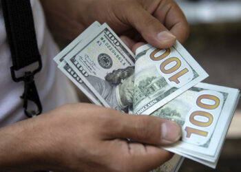 Dólar fecha perto de R$ 5,50 e sobe quase 2% na semana