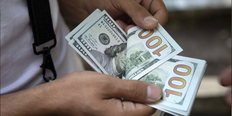 Dólar fecha perto de R$ 5,50 e sobe quase 2% na semana