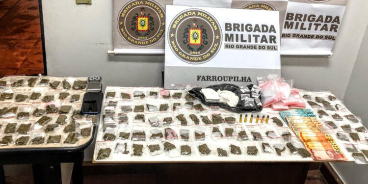 Força Tática prende três pessoas com grande quantidade de drogas e dinheiro em Farroupilha