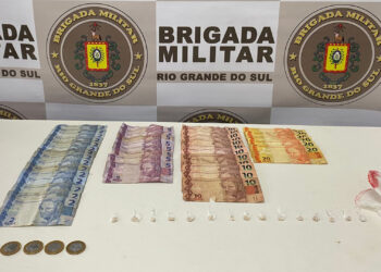 Mulher de 41 anos é presa pela BM com dinheiro na calcinha e uma pedra de crack entre as nádegas