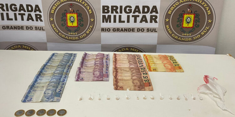 Mulher de 41 anos é presa pela BM com dinheiro na calcinha e uma pedra de crack entre as nádegas