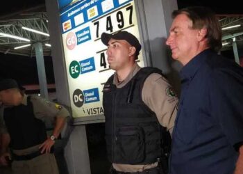 Bolsonaro quer visitar postos de combustíveis para conferir preços