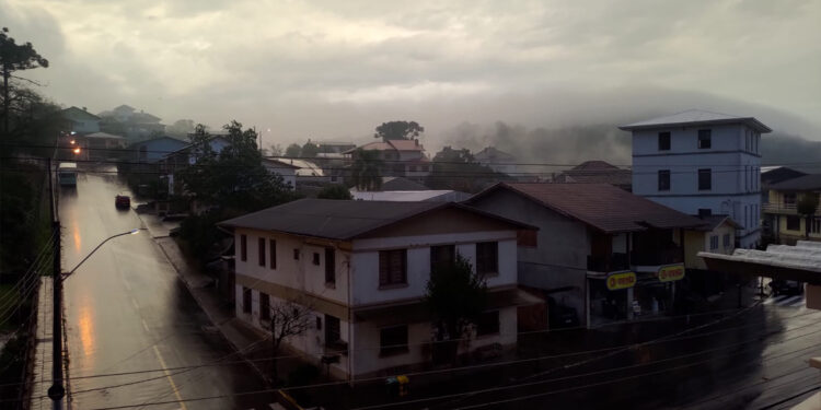 Sexta-feira começa com chuva e a tarde terá tempo abafado em diversas localidades