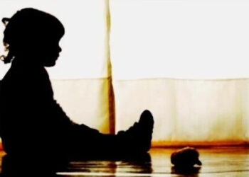 Mãe sai para trabalhar e deixa filhos 1 e 3 anos em casa sozinhos em Farroupilha