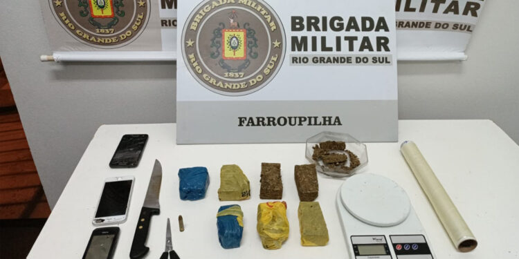 Homem é preso pela BM por tráfico de drogas no bairro Monte Pasqual em Farroupilha