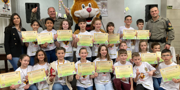 BM de Nova Roma do Sul realiza formatura do PROERD