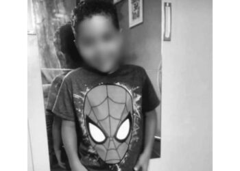 Menino de 9 anos encontra arma do pai na cozinha de casa, atira na cabeça e morre