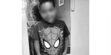 Menino de 9 anos encontra arma do pai na cozinha de casa, atira na cabeça e morre