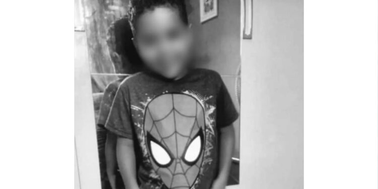 Menino de 9 anos encontra arma do pai na cozinha de casa, atira na cabeça e morre