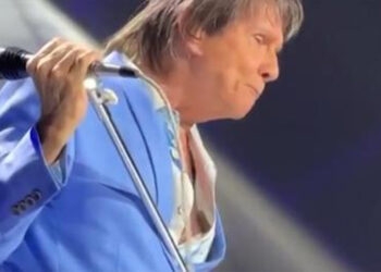 Roberto Carlos perde a paciência com a plateia e manda fã calar a boca