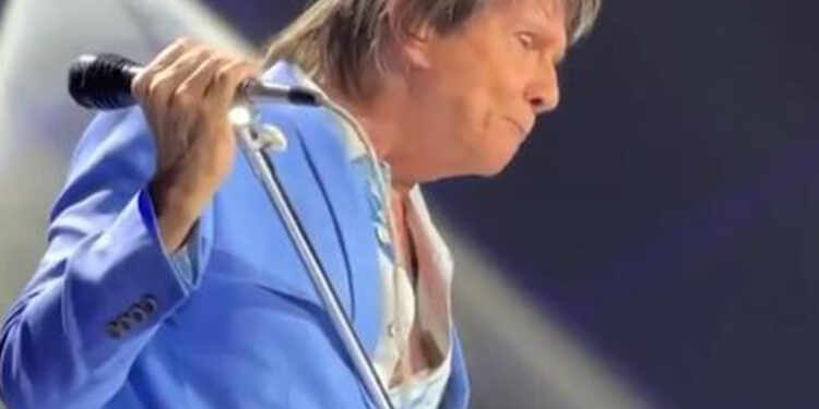 Roberto Carlos perde a paciência com a plateia e manda fã calar a boca