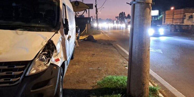 Van da Secretaria da Saúde de Bento Gonçalves colide em cavalo na BR-116, em São Leopoldo