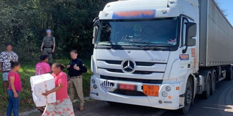 Indígenas intimidam caminhoneiro e saqueiam carga após acidente em Mato Castelhano