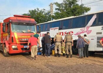 Mecânico morre esmagado por ônibus após macaco hidráulico escapar de veículo em Itaqui
