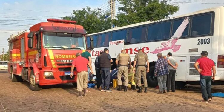 Mecânico morre esmagado por ônibus após macaco hidráulico escapar de veículo em Itaqui
