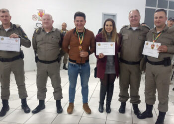 Comunicador Fabio Nunes recebe comenda do 36º BPM