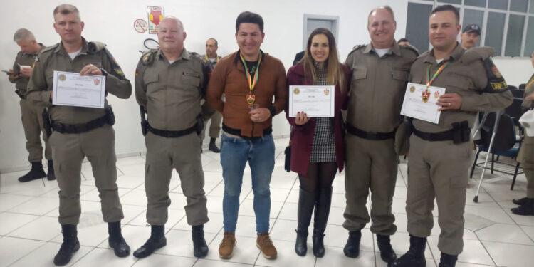 Comunicador Fabio Nunes recebe comenda do 36º BPM