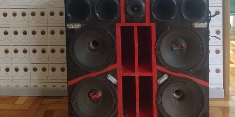 Condutora sem CNH é flagrada pela BM dirigindo veículo com som alto no centro de Nova Roma do Sul